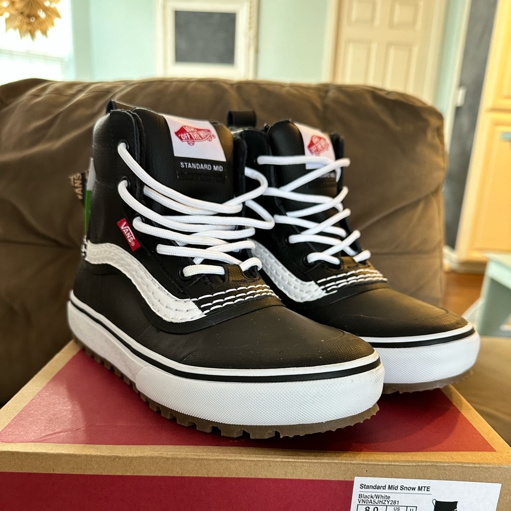 Brand New Vans Standard Mid Snow MTE Boots size 8 Men’s